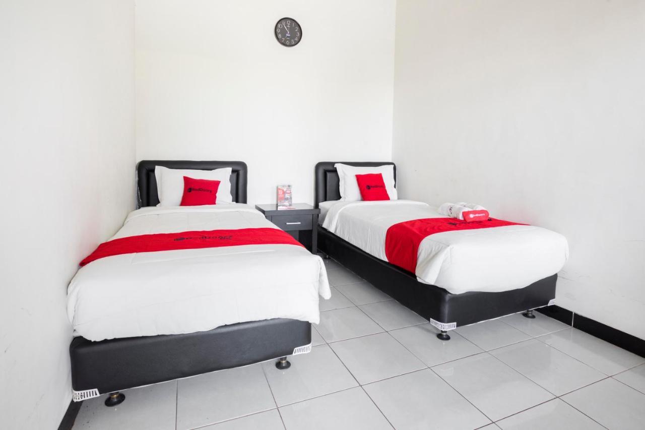Reddoorz Plus @ Purwodadi Pasuruan Exterior photo